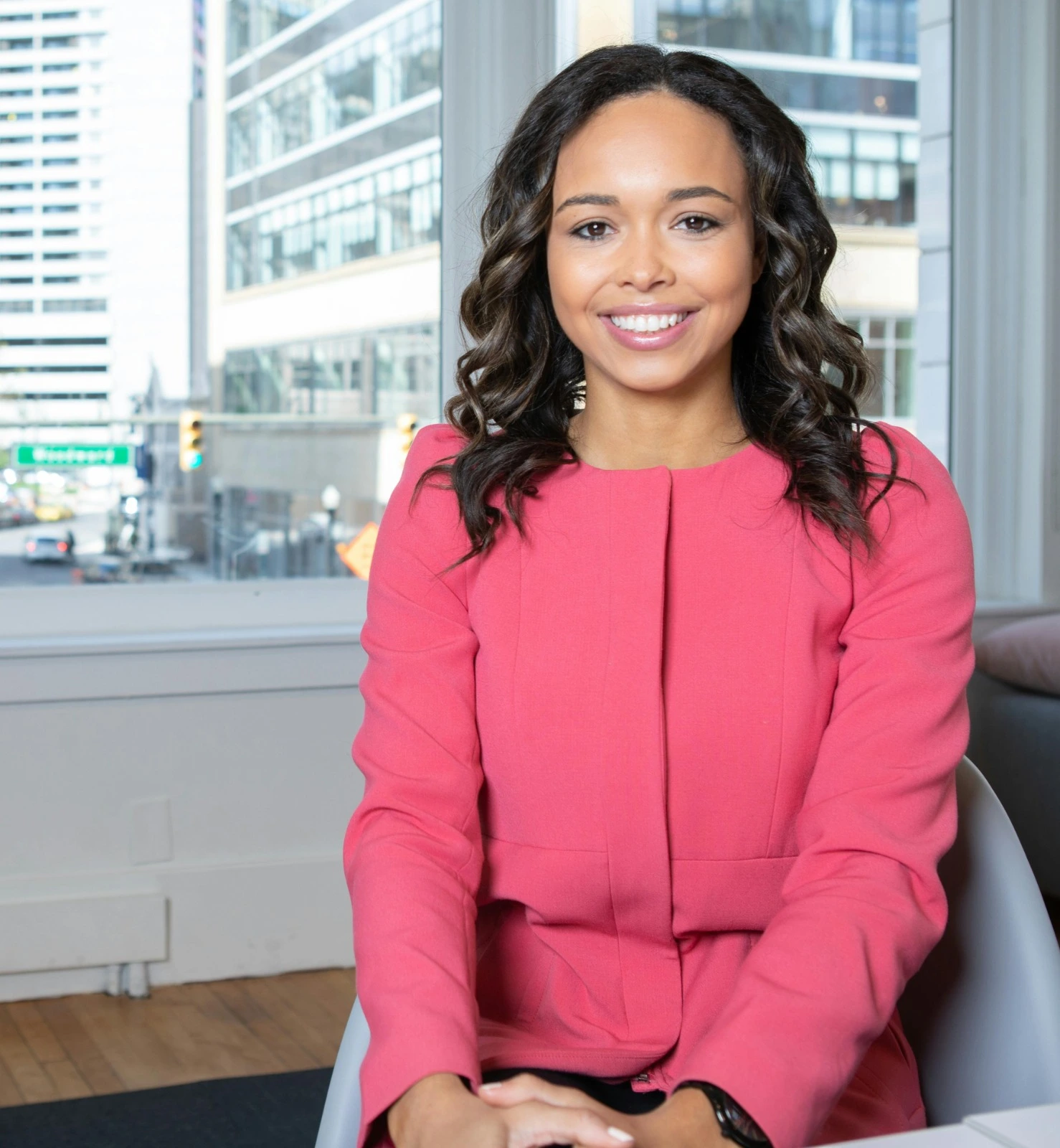 Mulher radiante e confiante