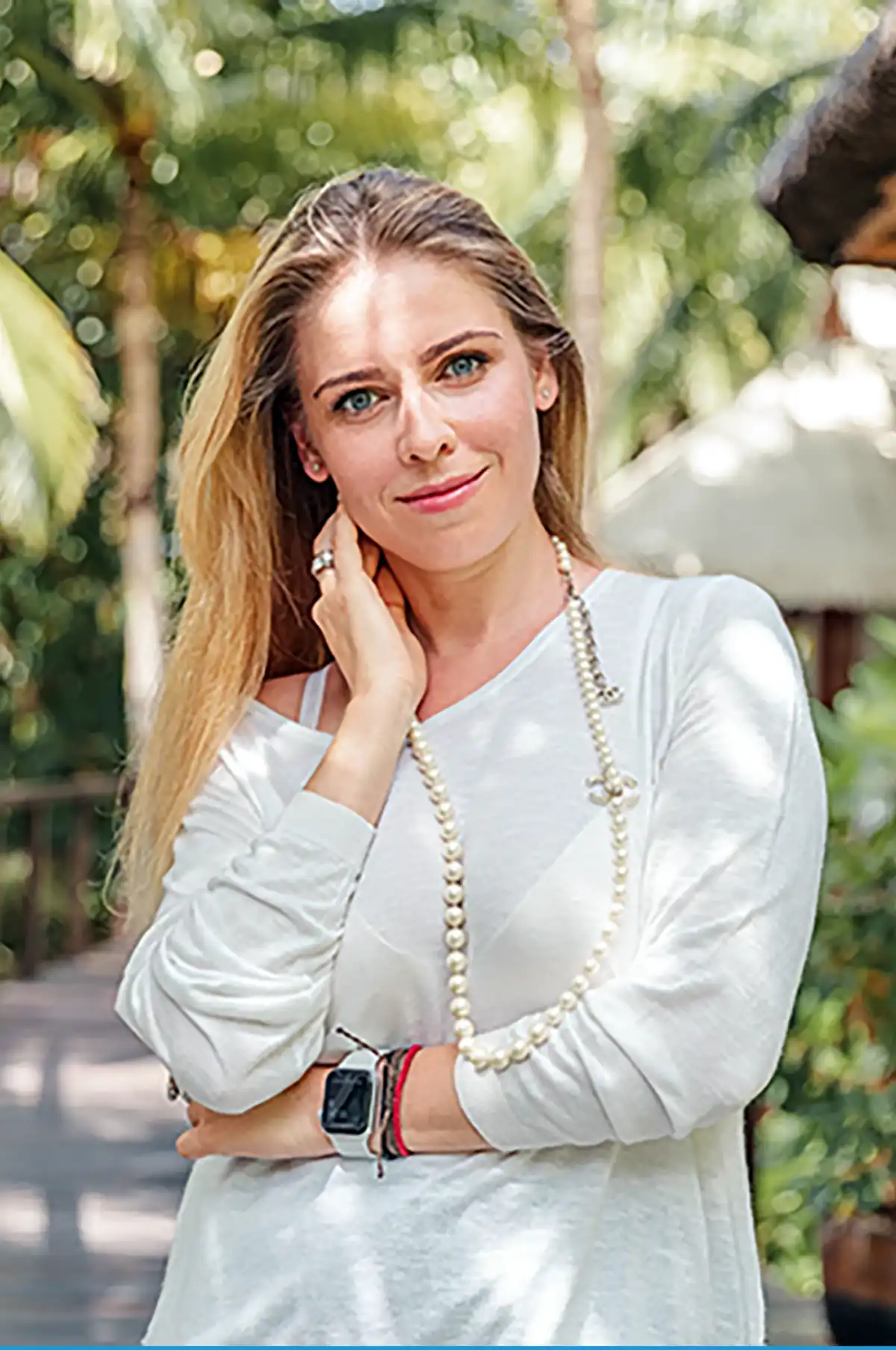 Mulher sorridente praticando yoga